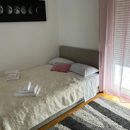 Apartman Tara شقة
